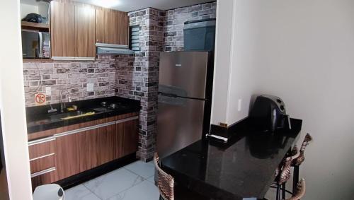 eine Küche mit einem Kühlschrank aus Edelstahl und einer Theke in der Unterkunft Eldorado Thermas Park Caldas Novas in Caldas Novas