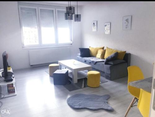 - un salon avec un canapé et une table dans l'établissement Central Modern Apartment Sarajevo, à Sarajevo