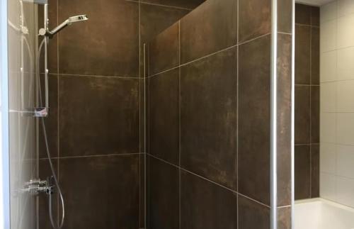a bathroom with a shower with a glass door at Luxe boshuis in hartje Drenthe in Spier