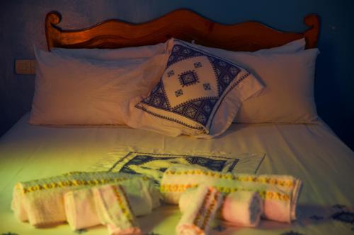 Ліжко або ліжка в номері Dar Noursinn Fez
