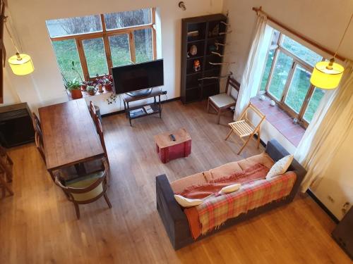 an overhead view of a living room with a couch and a table at CASA DE LA LAGUNA in Ushuaia