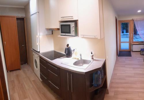 Kuchyň nebo kuchyňský kout v ubytování Hostel Jaunvaltes