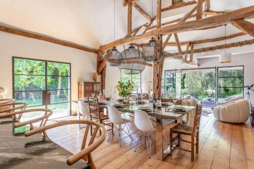 a dining room with a table and chairs at The Lakeside Viewing Gallery in Shiplake
