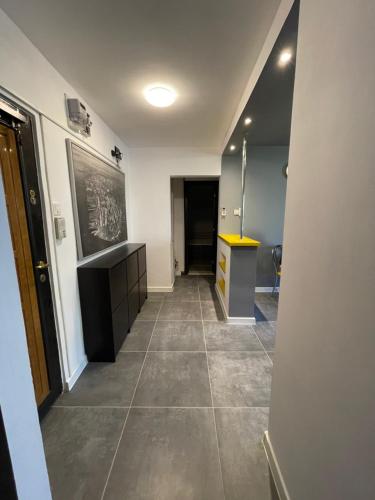 - un couloir d'une salle de bains revêtue de carrelage dans l'établissement ABarbici Apartments, à Bucarest