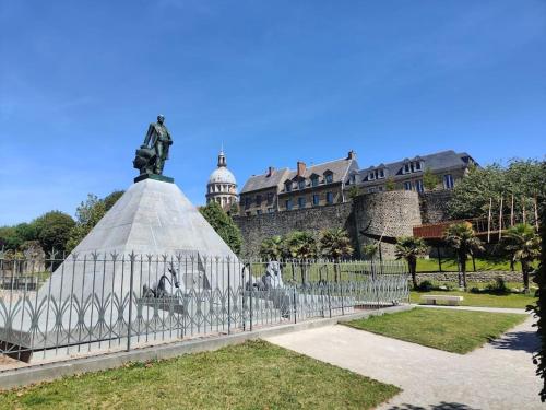a statue of a man standing on top of a monument at Le San Martin (à 100 m des remparts) in Boulogne-sur-Mer