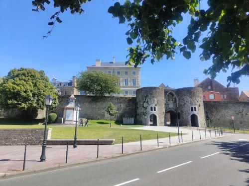 an old castle on the side of a road at Le San Martin (à 100 m des remparts) in Boulogne-sur-Mer