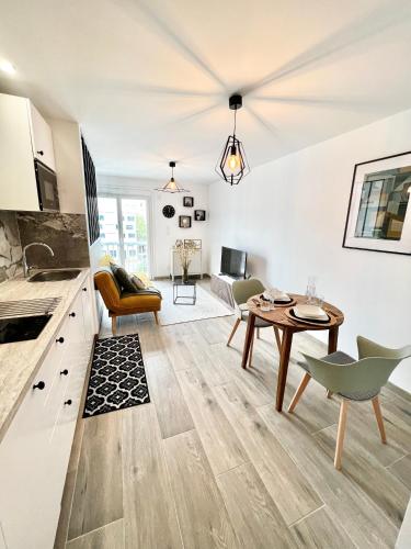 une cuisine et un salon avec une table et des chaises dans l'établissement Le Ravello proche gare PARTDIEU, à Lyon