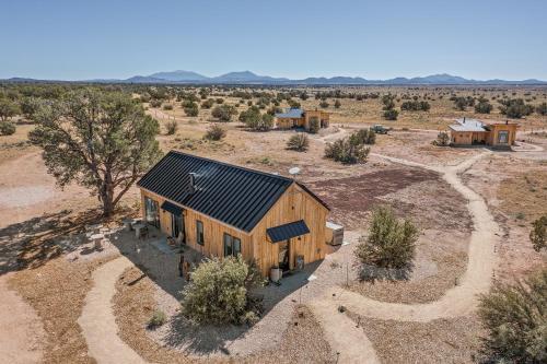 eine Luftansicht eines Hauses in der Wüste in der Unterkunft The Grand Canyon Headquarters in Valle