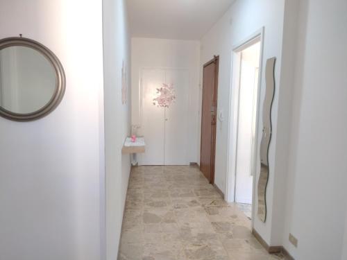 un pasillo con espejo en la pared y un pasillo con puerta en CASA FRONTE MARE, en Ventimiglia