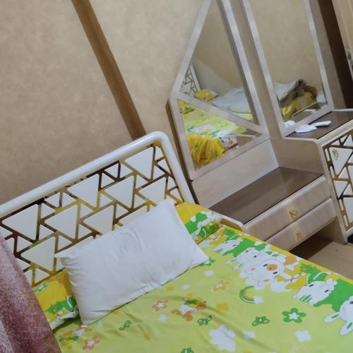 a small bedroom with a bed and a mirror at شقة مفروشة سوبر لوكس للايجار in Cairo