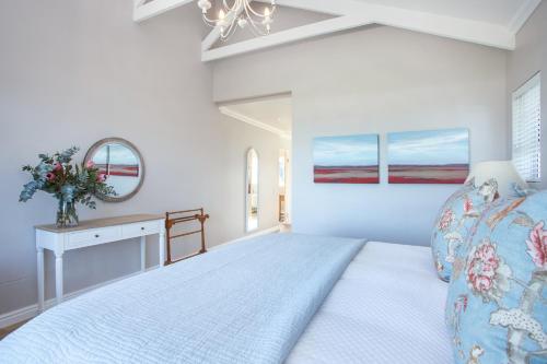 Postel nebo postele na pokoji v ubytování Seapearl Oceanfront Villa and Cottage