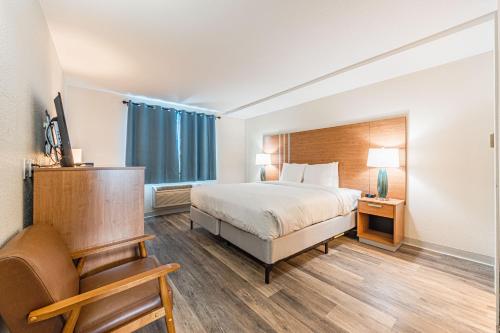 une chambre d'hôtel avec un lit et une chaise dans l'établissement Nevada Flats Hotel, à Colorado Springs
