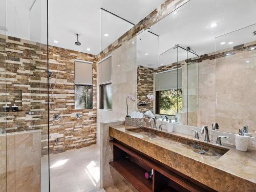 a large bathroom with two sinks and a shower at AP-10C Azul Paraiso in Ocotal