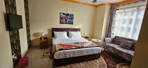 sypialnia z łóżkiem i kanapą w obiekcie Betty Homes w mieście Mombasa