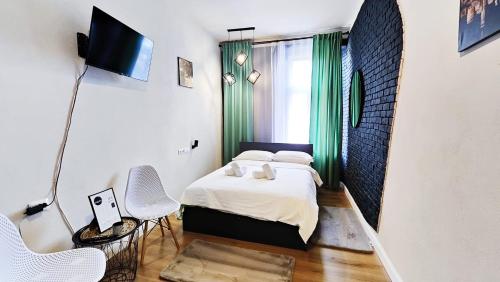 Dormitorio pequeño con cama y TV en Bridge View Studio, en Sibiu