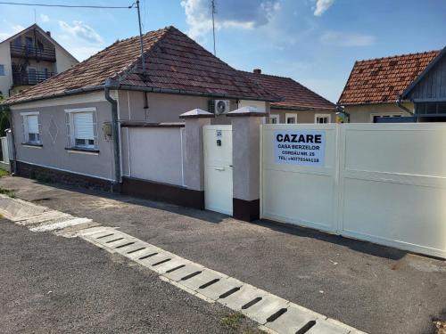 ein Haus mit Garage mit Schild drauf in der Unterkunft Casa Berzelor in Sînmartin