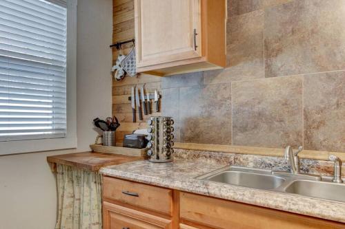 uma cozinha com um lavatório e um balcão em Cedar Blossom Bungalow is a cozy getaway with a 5 minute walk to downtown! em Hot Springs