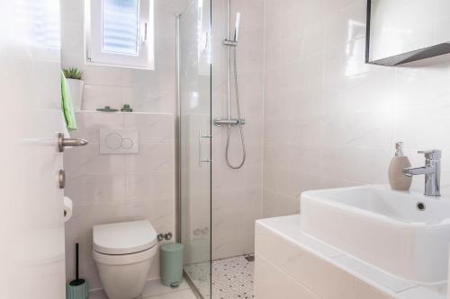 ein Bad mit einer Dusche, einem WC und einem Waschbecken in der Unterkunft Villa Tamaris in Makarska