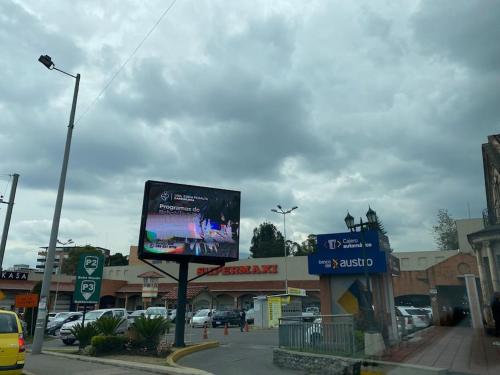 a large screen tv in front of a shopping mall at Departamento entero sector Oro Verde in Cuenca