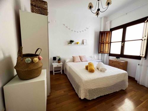 een slaapkamer met een bed met een mand erop bij Apartamento muy céntrico en Granada in Granada
