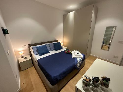 een slaapkamer met een bed en een tafel met schoenen erop bij Happy Holiday Apartment in Cagliari