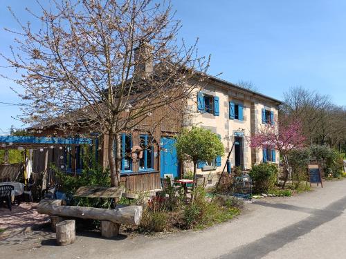 a house with a bench in front of it at Ille Flottante, Maison éclusière et hébergements insolites sur le canal in Hédé