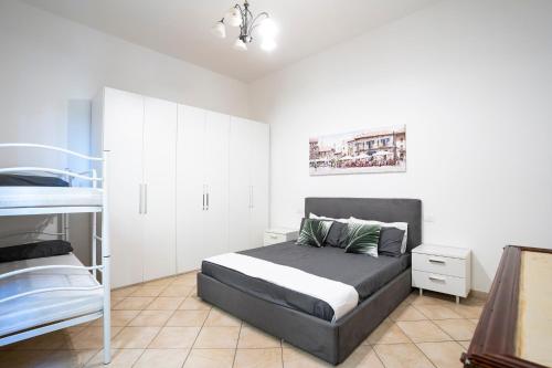 1 dormitorio con 1 cama y 1 litera en Appartamenti moderni Empoli-Vinci, en Empoli