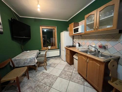 Köök või kööginurk majutusasutuses Hostel Regionalny