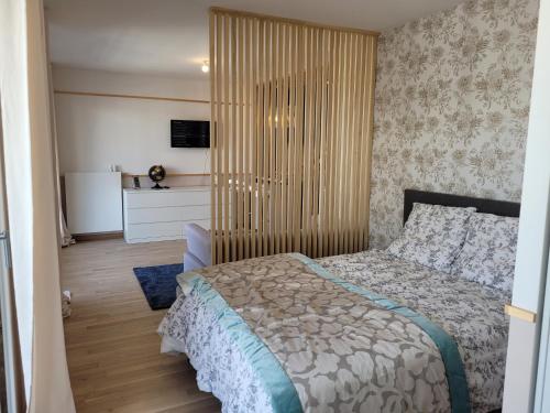 Postel nebo postele na pokoji v ubytování Biron deluxe studio flea market of Paris, porte de Montmartre