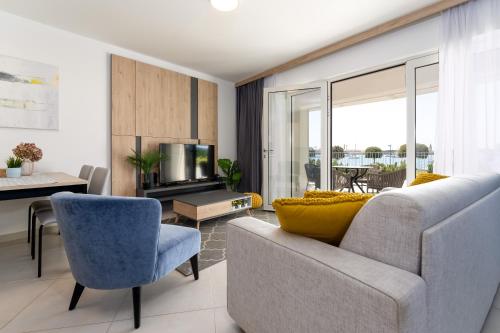 Superior Seaview Apt. with Pool