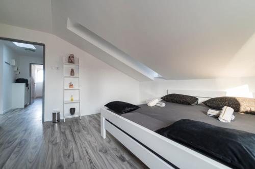 um quarto com uma cama grande num quarto em City Center Mayess Aparment em Zadar