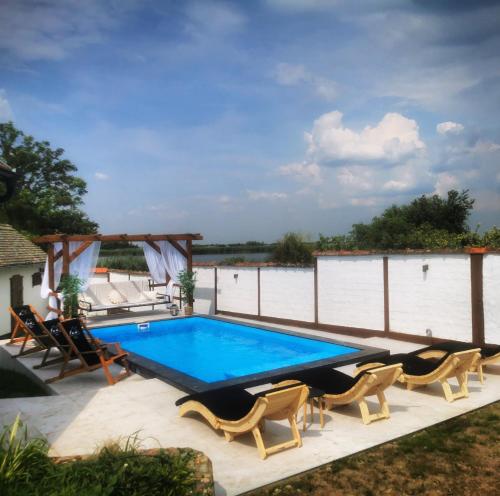 einen Pool auf einer Terrasse mit Stühlen in der Unterkunft Kuća za odmor Iva in Turija