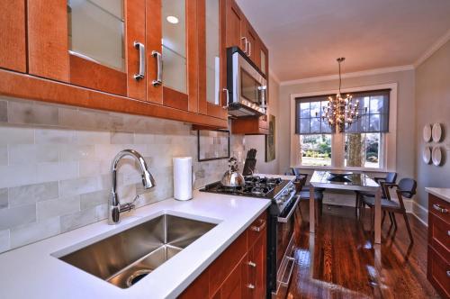 Η κουζίνα ή μικρή κουζίνα στο The Home Collection CLT: 500 Queens