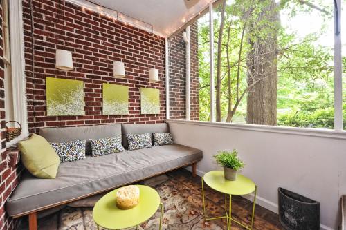 Χώρος καθιστικού στο The Home Collection CLT: 500 Queens