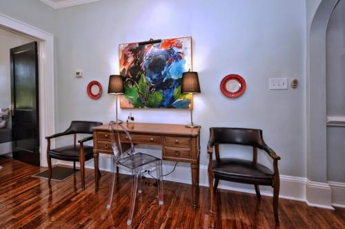 Χώρος καθιστικού στο The Home Collection CLT: 500 Queens