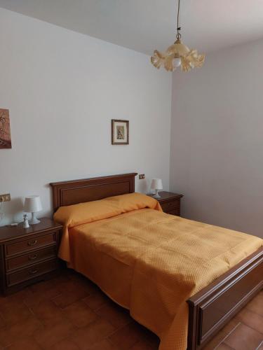 ein Schlafzimmer mit einem Bett und zwei Nachttischen in der Unterkunft Un angolo di tranquillità 