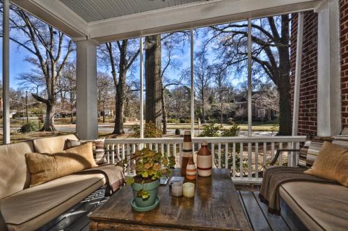 Χώρος καθιστικού στο The Home Collection CLT: 500 Queens