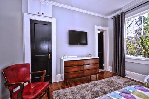 Ένα ή περισσότερα κρεβάτια σε δωμάτιο στο The Home Collection CLT: 500 Queens