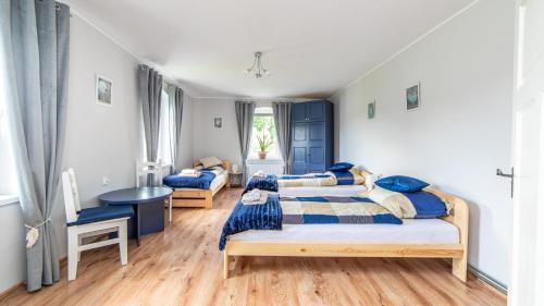 1 Schlafzimmer mit 2 Betten und einem Tisch in der Unterkunft Dom Pod Dębem Agroturystyka in Konradów