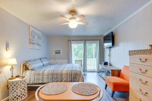 een slaapkamer met een bed en een tafel bij Fayetteville Vacation Rental with Balcony! in Fayetteville