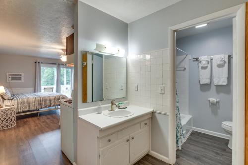 W łazience znajduje się umywalka i lustro. w obiekcie Fayetteville Vacation Rental with Balcony! w mieście Fayetteville