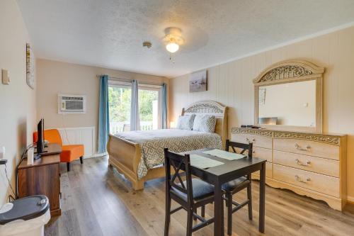 Schlafzimmer mit einem Bett, einem Tisch und einem Schreibtisch in der Unterkunft Inviting New River Gorge Studio! in Fayetteville