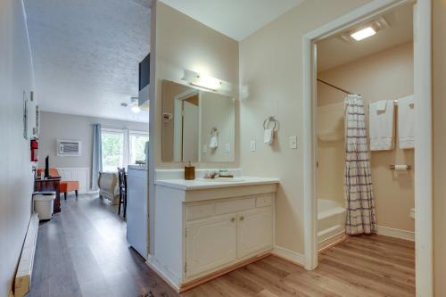 ein Bad mit einem Waschbecken und einer Dusche in einem Zimmer in der Unterkunft Inviting New River Gorge Studio! in Fayetteville