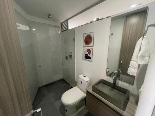 y baño con aseo, lavabo y espejo. en S 605-Apartaestudio tipo loft norte de Armenia, en Armenia