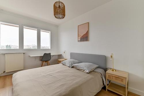 - une chambre avec un grand lit, des murs blancs et des fenêtres dans l'établissement CityStay full brand new appartement 3 bedrooms 5min to Paris, à Bagnolet