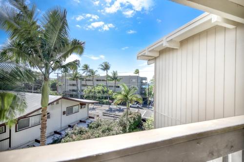 desde el balcón de un edificio y palmeras en Kona Bali Kai #334, en Kailua-Kona