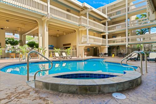 una piscina en el patio de un gran edificio en Kona Bali Kai #334, en Kailua-Kona