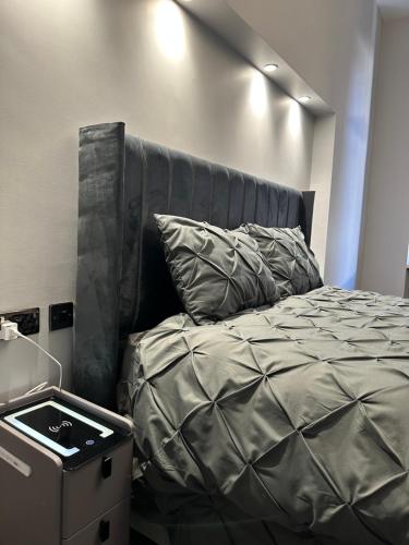 - une chambre avec un lit doté d'une tête de lit noire dans l'établissement Thistle City Inn, à Édimbourg