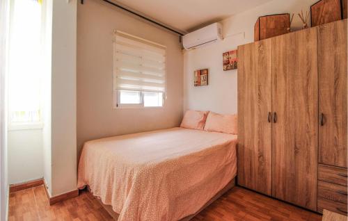 1 dormitorio pequeño con 1 cama y armario en Gorgeous Apartment In Torremolinos With Kitchen, en Torremolinos