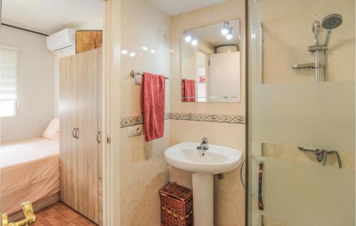 Baño pequeño con lavabo y espejo en Gorgeous Apartment In Torremolinos With Kitchen, en Torremolinos